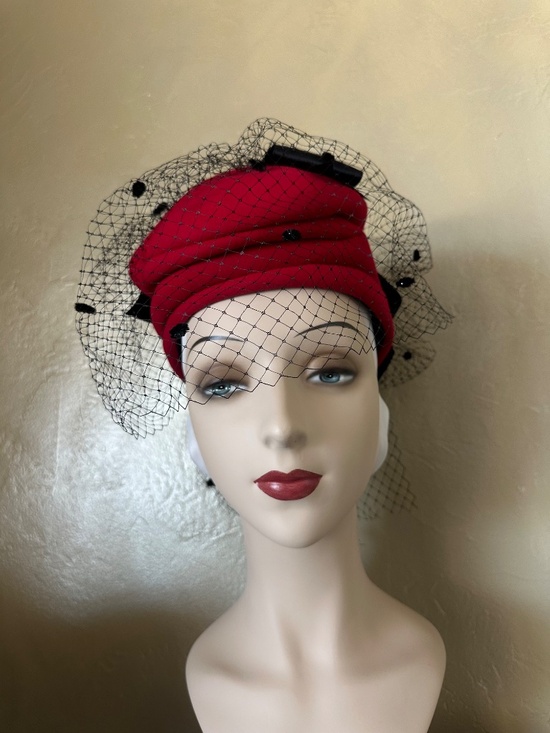 DESIGNER VINTAGE RED FELT HAT & BOX + BLACK BOWS & DOTTED VEIL main image 7